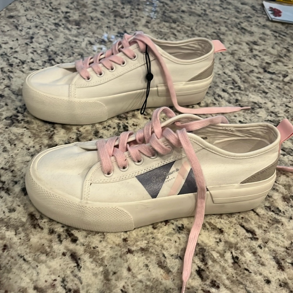 Tenis , nuevos sin usar , muy bonitos con comodos.